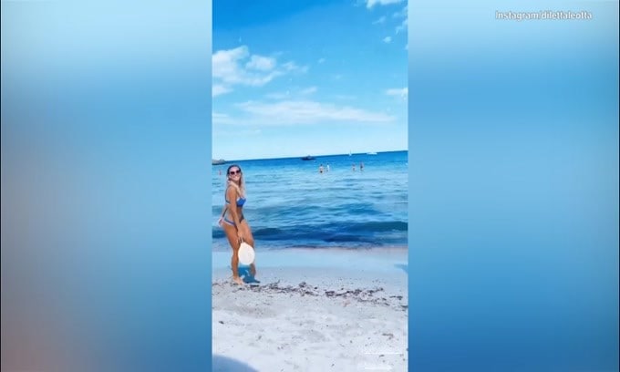 Diletta Leotta, relax e giochi sulla spiaggia