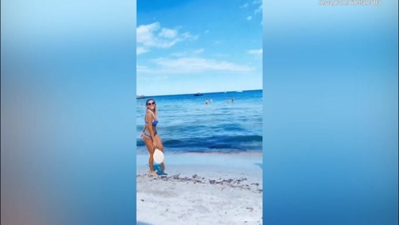 Diletta Leotta, relax e giochi sulla spiaggia