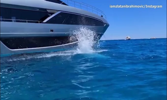 Ibra, tuffo spettacolare dallo Yacht!