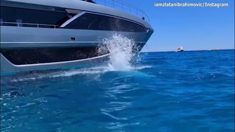 Ibra, tuffo spettacolare dallo Yacht!