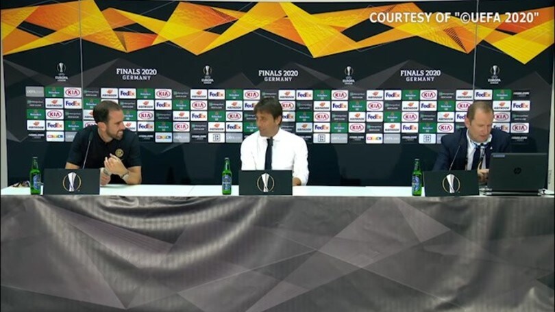 Conte scherza con Godin: "Fattela una birretta.."