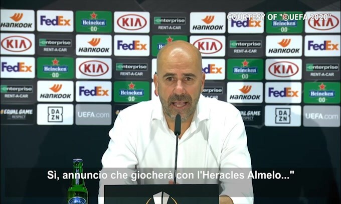 La risposta di Bosz fa scoppiare a ridere il giornalista...