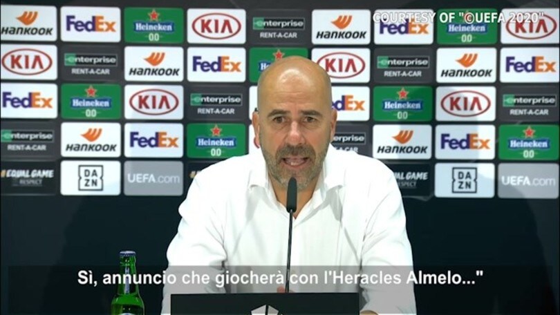 La risposta di Bosz fa scoppiare a ridere il giornalista...