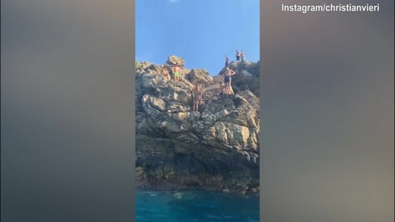 Bobo Vieri si improvvisa tuffatore