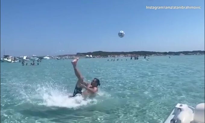Ibra, rovesciata spettacolare in acqua!
