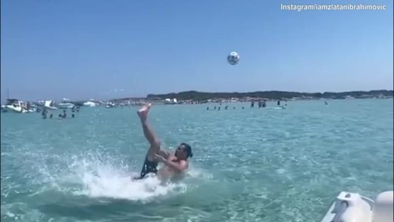 Ibra, rovesciata spettacolare in acqua!