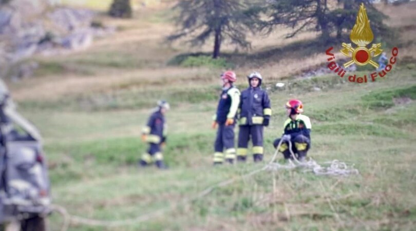Cuneese, auto esce di strada: morto il conducente e quattro giovani tra 14 e 16 anni