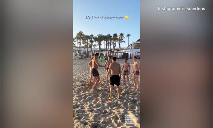 Mertens, giochi e tenerezze sulla spiaggia