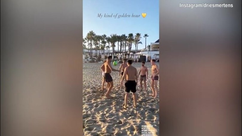 Mertens, giochi e tenerezze sulla spiaggia