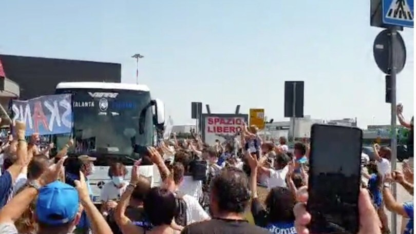 Il pullman dell'Atalanta torna a Bergamo: che festa dei tifosi!