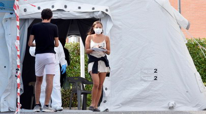 Coronavirus, ospedali in tilt: code per tamponi