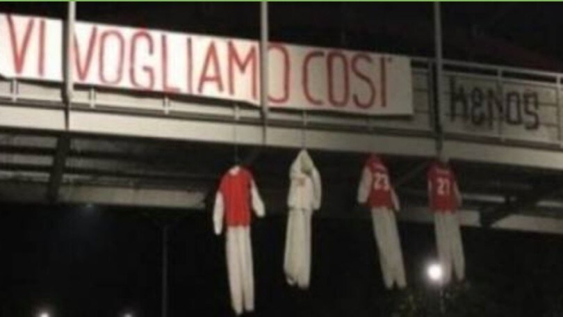 Perugia, macabra contestazione e manichini impiccati: "Vi vogliamo così"