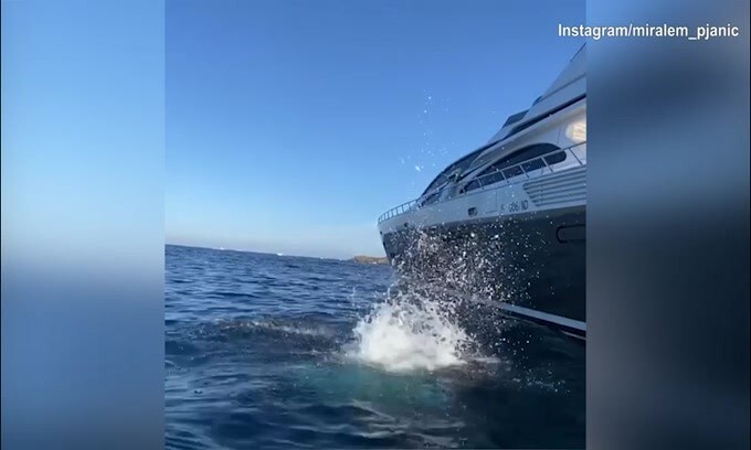 Pjanic, in attesa del Barca...ecco il tuffo dalla barca!