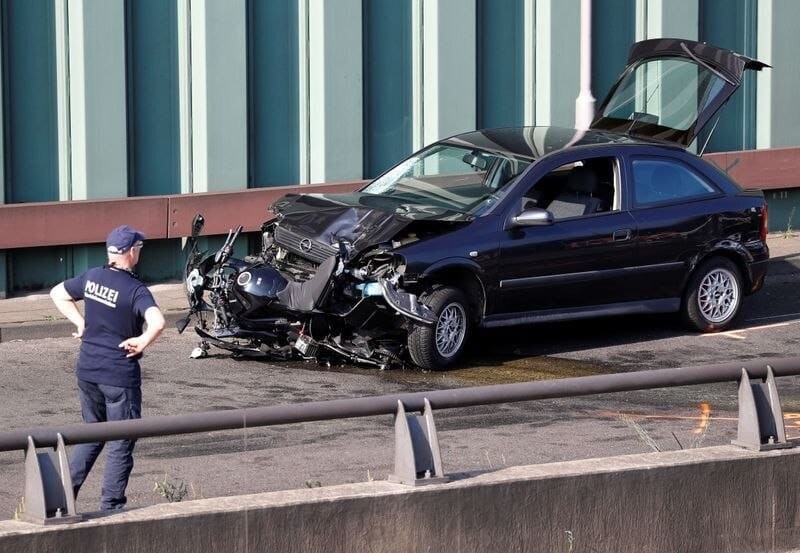 Berlino, con l'auto sperona tre motociclisti: uno rischia la vita