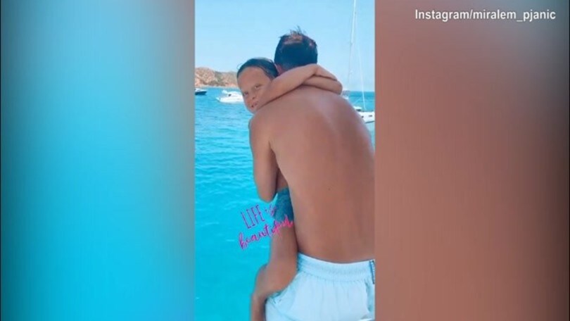 Pjanic e il figlio, tuffo dalla barca insieme!