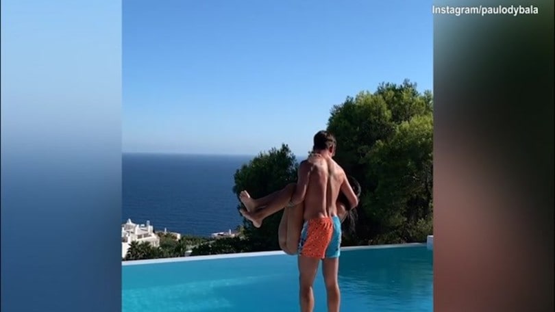 Juve, Dybala "lancia" Oriana in piscina!