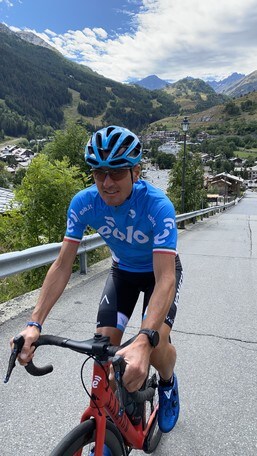Il team di Ivan Basso della Fondazione Alberto Contador insieme a EOLO