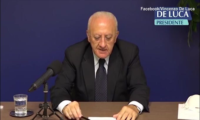 De Luca show su Salvini: "Venditore di cocco"