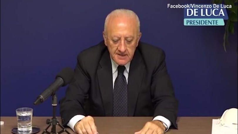 De Luca show su Salvini: "Venditore di cocco"