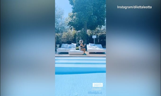 Diletta Leotta, a bordo piscina si suda