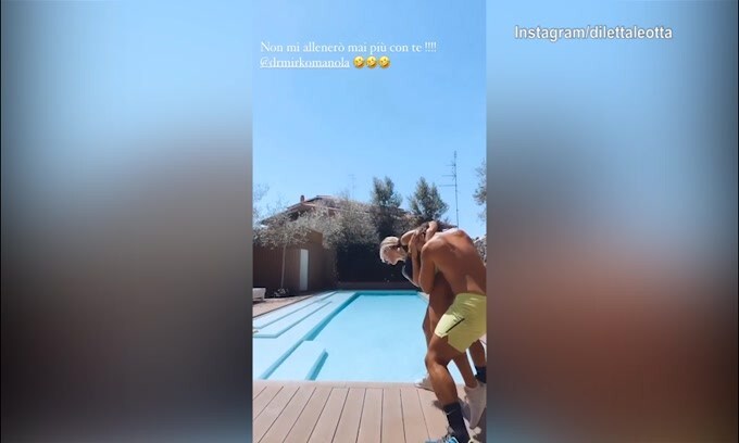 Diletta Leotta gettata in piscina