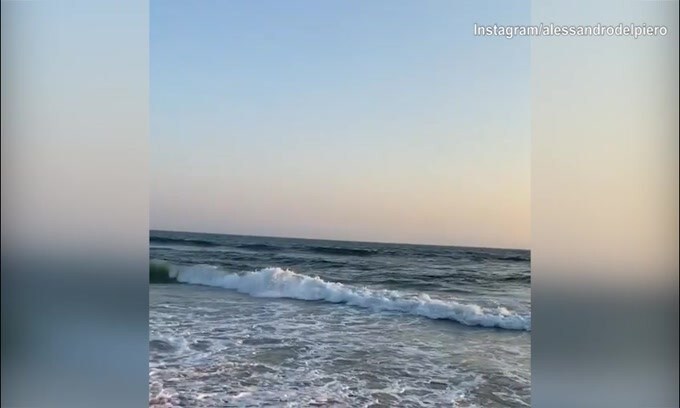 Del Piero sempre in forma, che capriola in spiaggia
