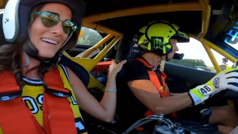 MotoGP, Valentino Rossi drifta a Tavullia: che emozioni con Francesca Novello!