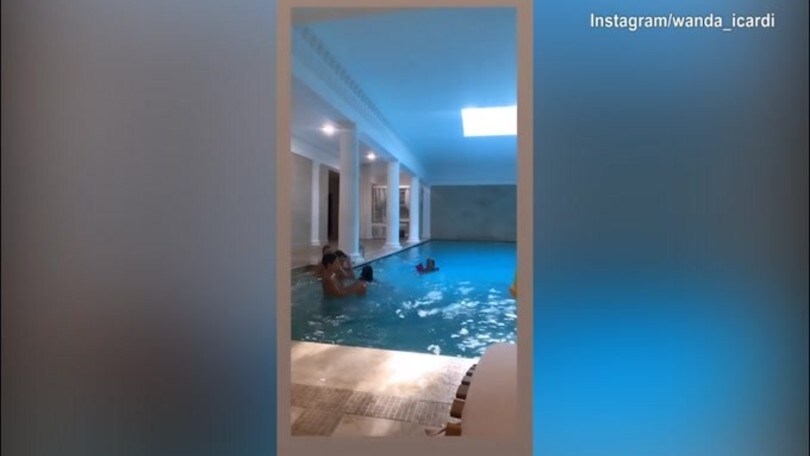 Casa Icardi, divertimento e gare in piscina