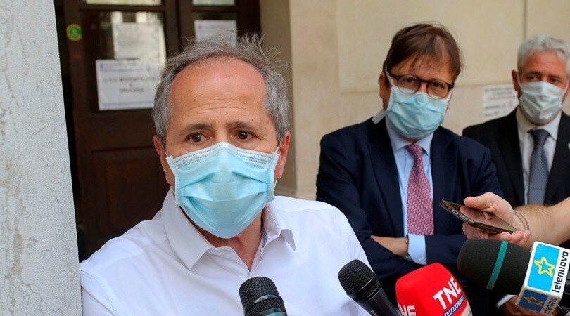 Coronavirus, Crisanti: "Limite temperatura di 37,5 è troppo alto per la scuola"