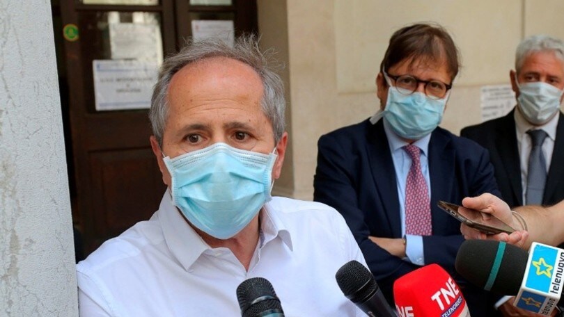 Coronavirus, Crisanti: "Limite temperatura di 37,5 è troppo alto per la scuola"