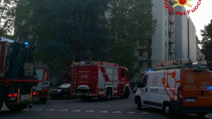 Milano, forte esplosione in un palazzo: diversi feriti