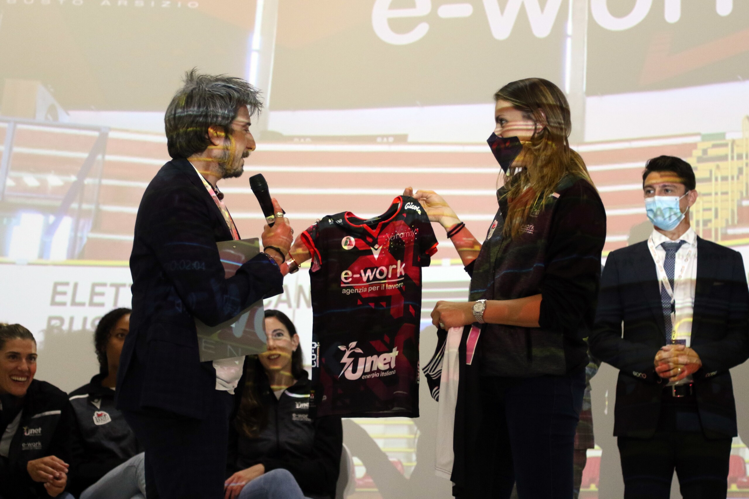 La nuova UYBA sale sul palco