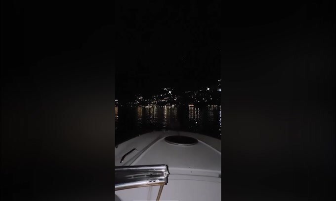 Diletta Leotta illuminata dalle luci del lago