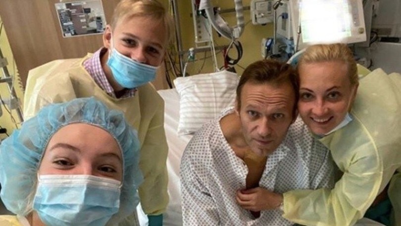 Navalny dopo l'avvelenamento: "Respiro da solo e mi mancate"