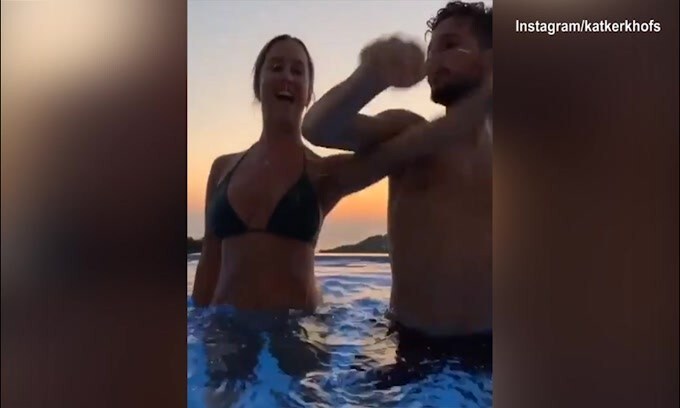 Dries Mertens, coreografia di coppia al tramonto