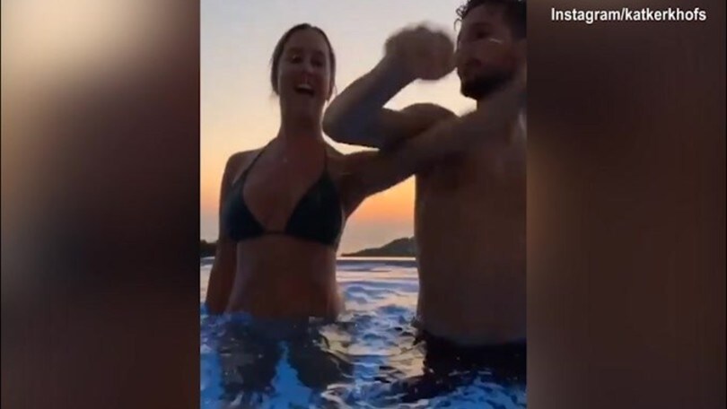 Dries Mertens, coreografia di coppia al tramonto