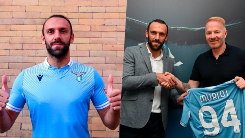 Lazio, Muriqi in posa con la maglia biancoceleste