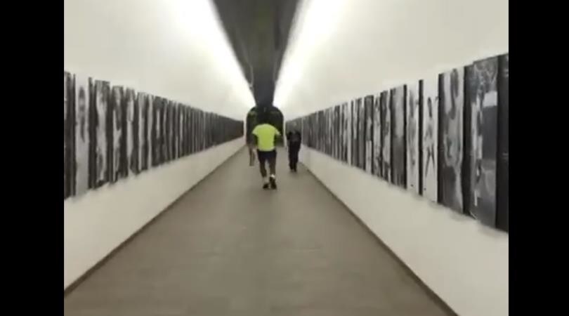 Nadal, che grinta nel tunnel! Scatti e colpi di dritto all'ingresso in campo