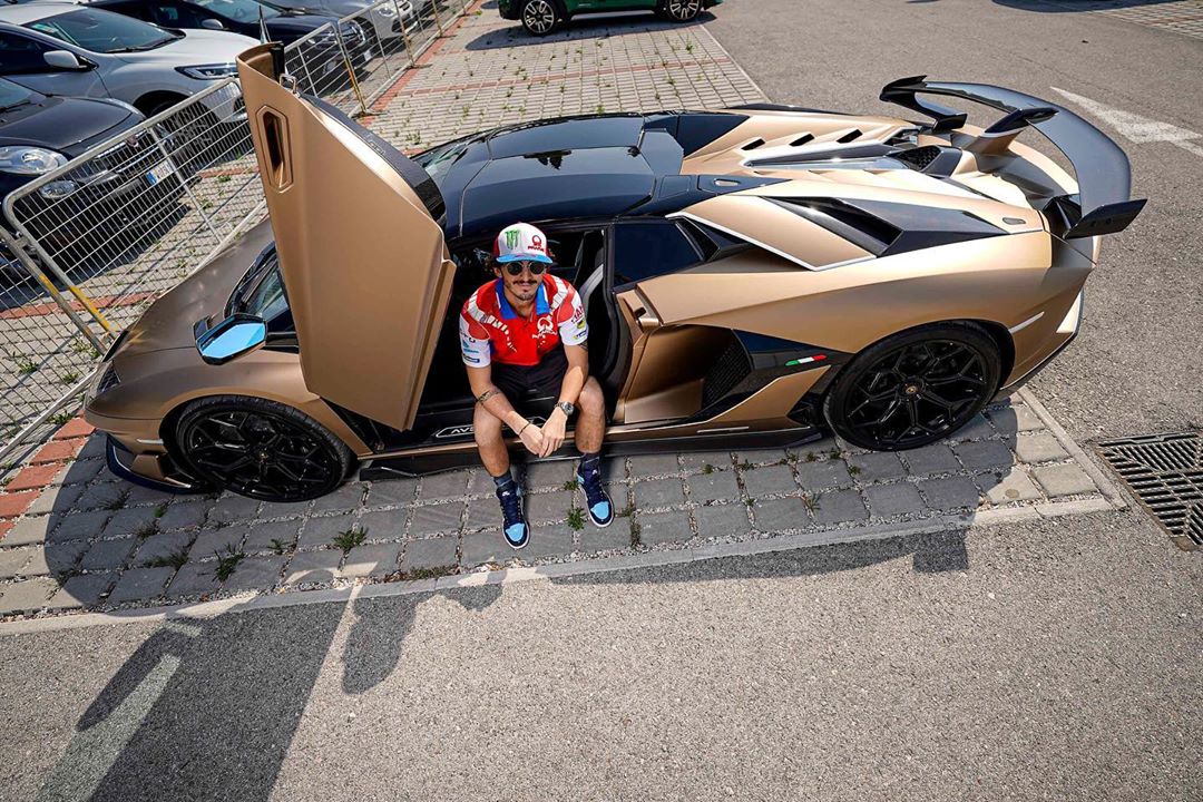 Moto Gp, Pecco Bagnaia sulla Lambo Aventador: a tutto gas per la doppietta nel Gp di casa FOTO