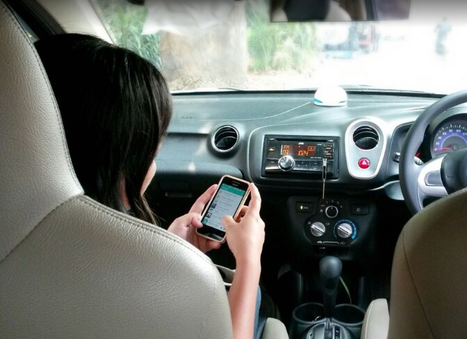 Si filma in una Snapchat story e cade dal finestrino dell'auto: viva per miracolo