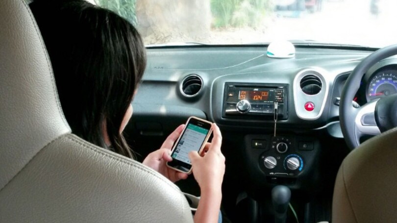 Si filma in una Snapchat story e cade dal finestrino dell'auto: viva per miracolo