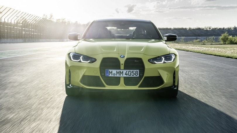 Nuova BMW M4 Coupé: gli scatti