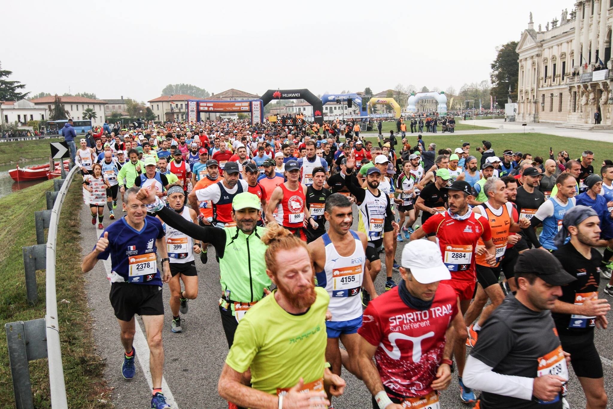 Milton Glaser disegna maglia e medaglia speciali per Venicemarathon