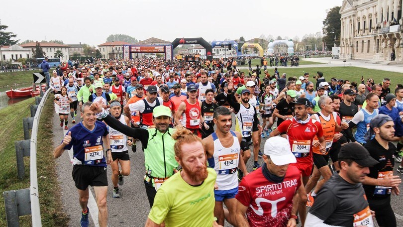 Milton Glaser disegna maglia e medaglia speciali per Venicemarathon