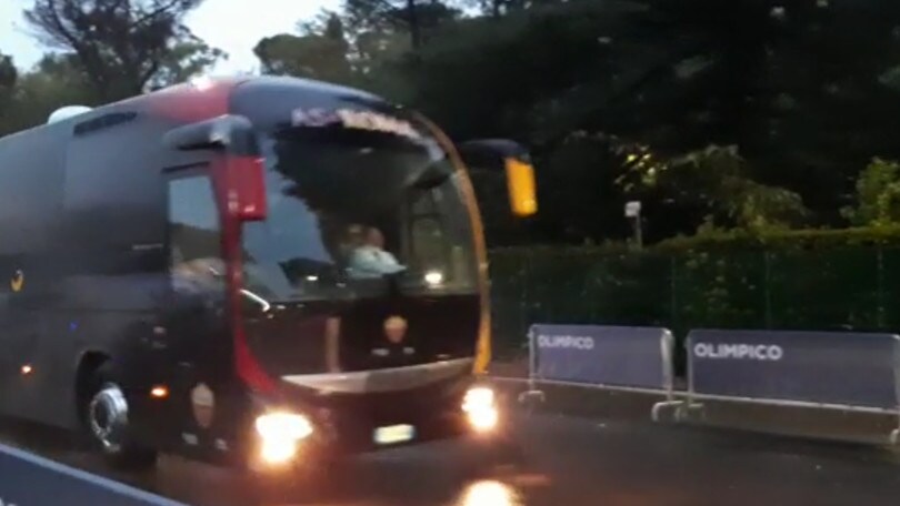 Roma-Juve, il pullman dei giallorossi arriva allo Stadio Olimpico