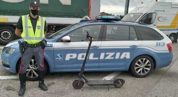 Sul monopattino elettrico fa 10 km sulla A14: fermato dalla Polizia