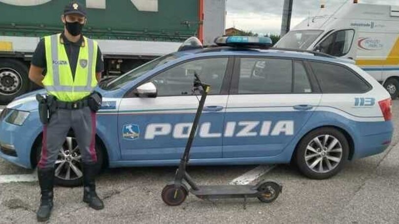 Sul monopattino elettrico fa 10 km sulla A14: fermato dalla Polizia