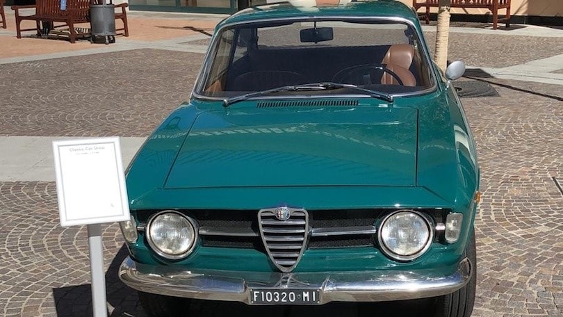 Auto d'epoca sfilano a Castel Romano FOTO