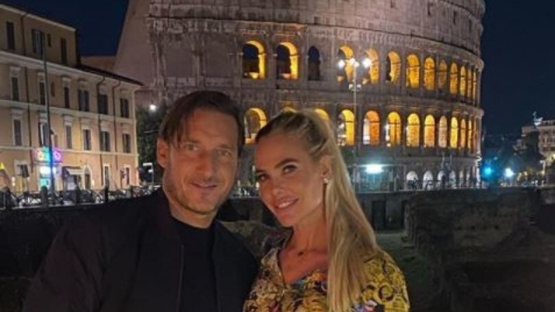 Totti e Ilary, foto al Colosseo aspettando la Roma