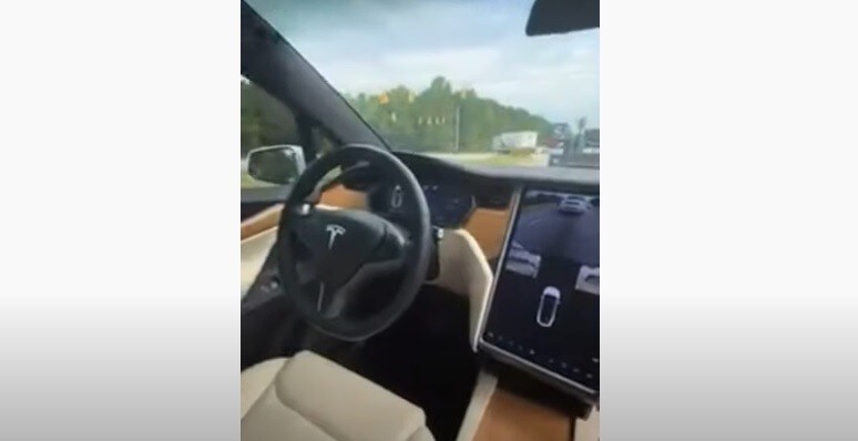 Fantasmi in autostrada, la Tesla sorpassa tutti da sola VIDEO